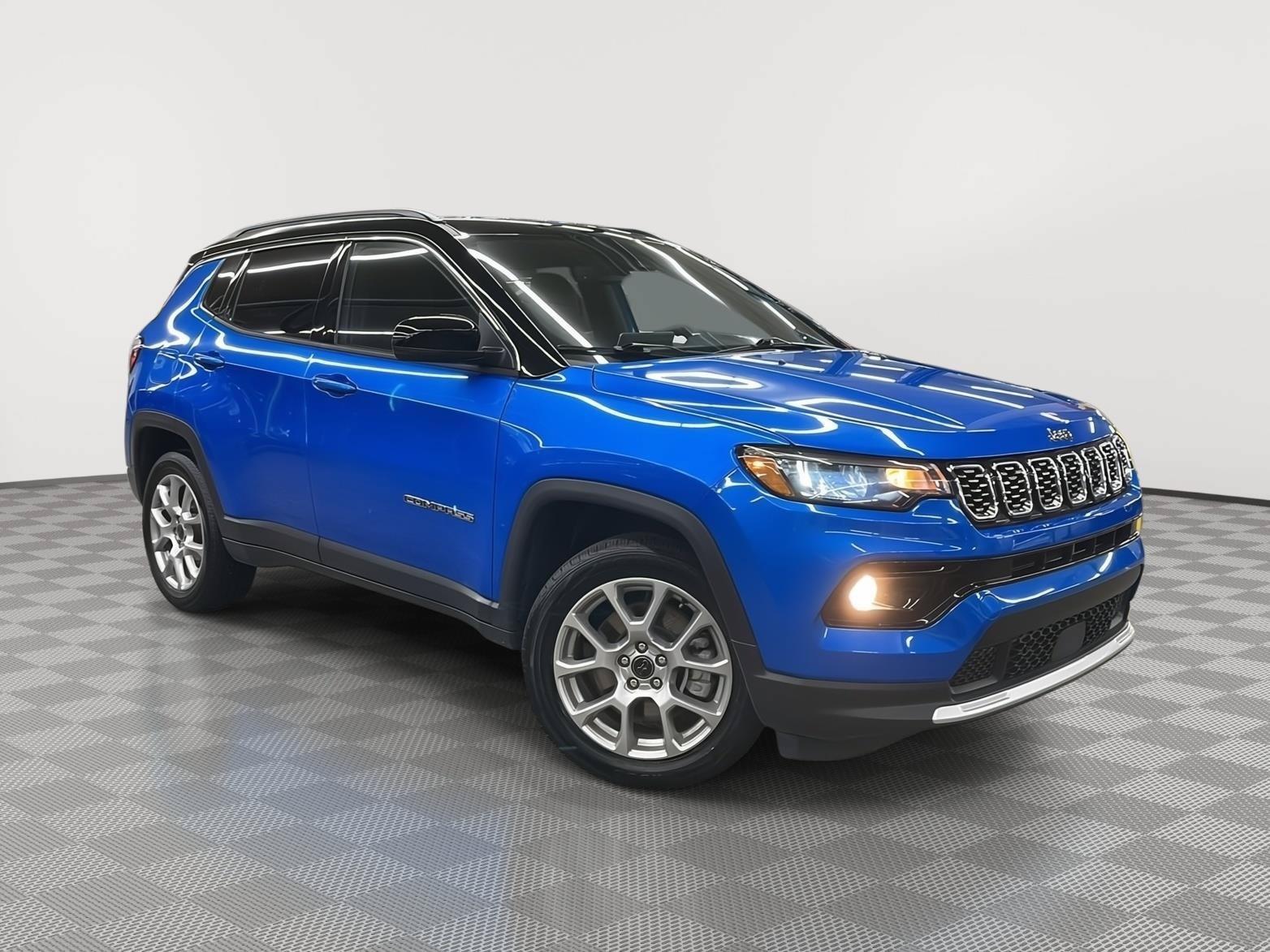 Used 2025 Jeep Compass Limited AWD/4WD image 3