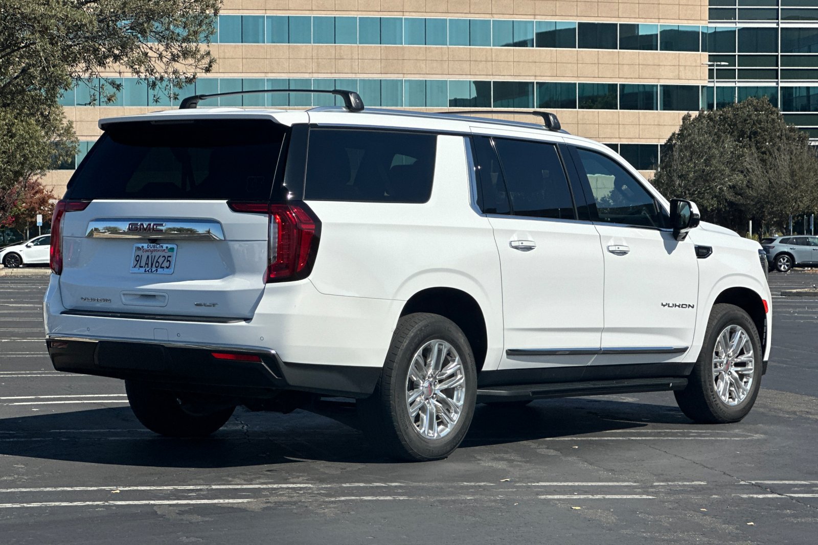 Used 2024 GMC Yukon XL SLT w/ SLT Luxury Package AWD/4WD image 4