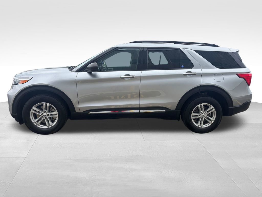 Used 2023 Ford Explorer XLT w/ Equipment Group 202A AWD/4WD image 4