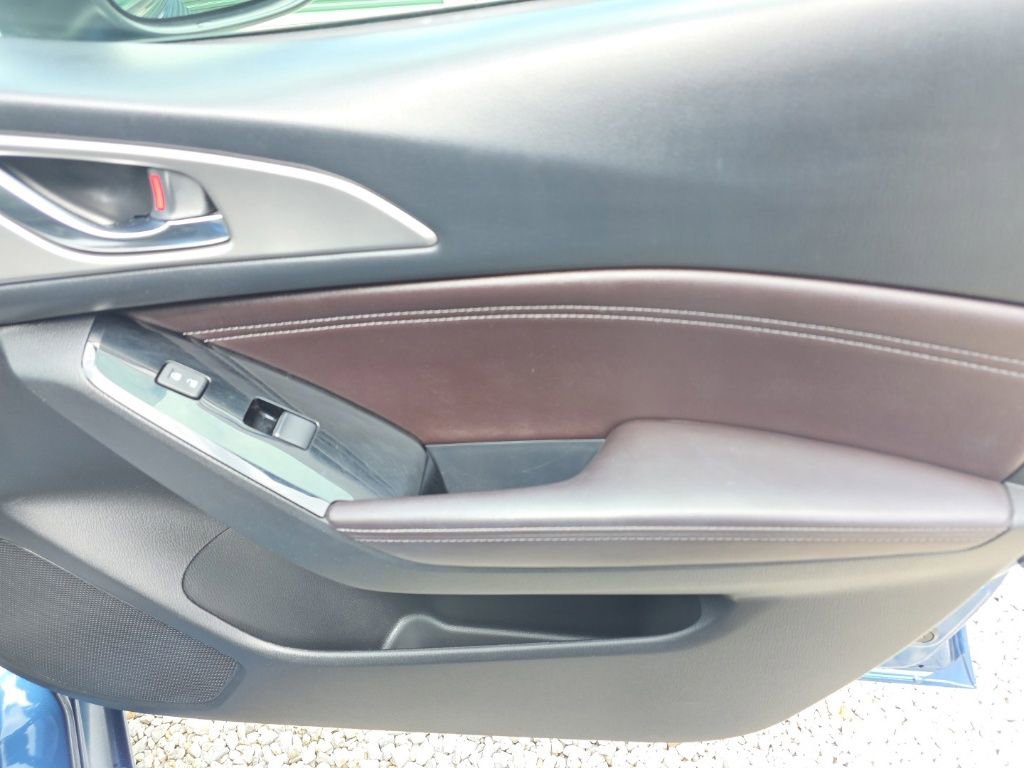 Used 2018 MAZDA MAZDA3 Touring FWD image 17