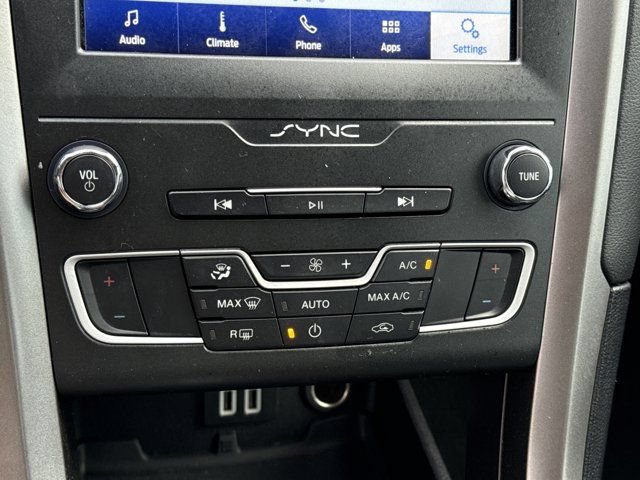 Used 2020 Ford Fusion SE FWD image 25
