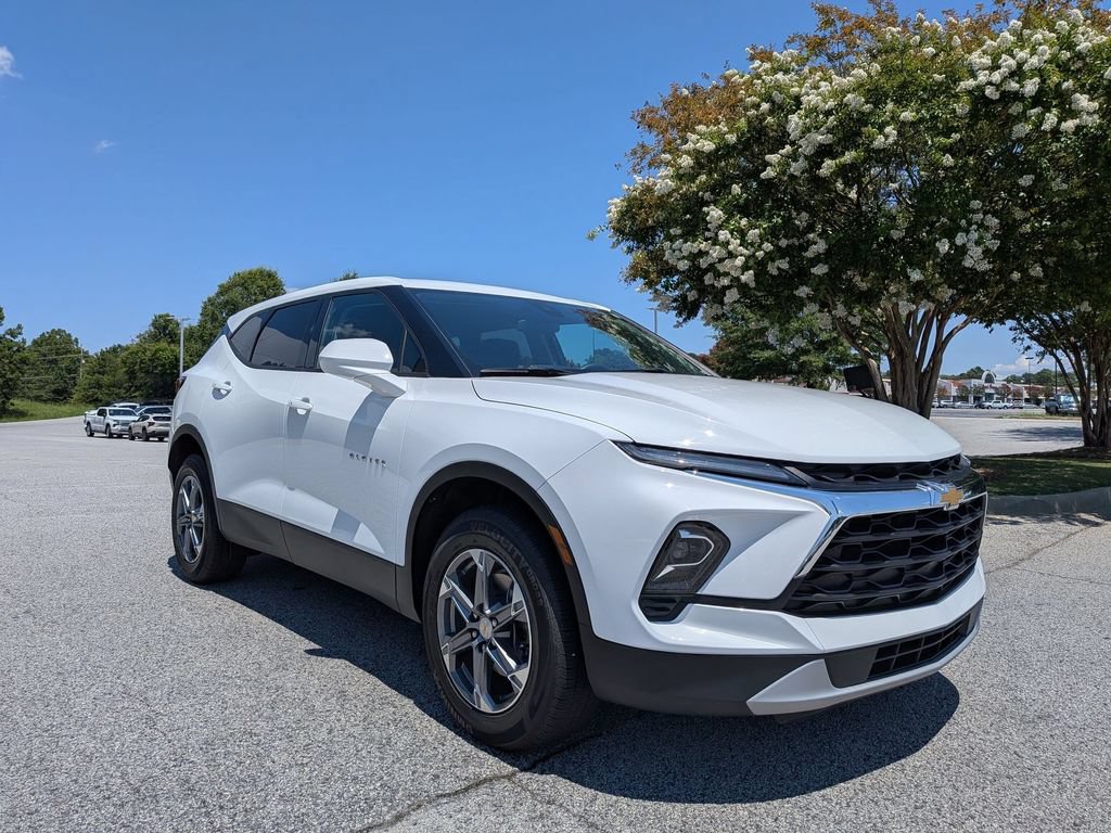Used 2025 Chevrolet Blazer LT FWD image 2