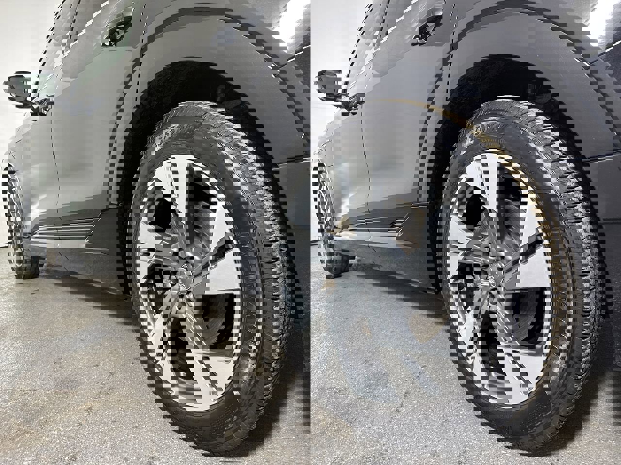 Used 2020 Audi e-tron Premium Plus image 8