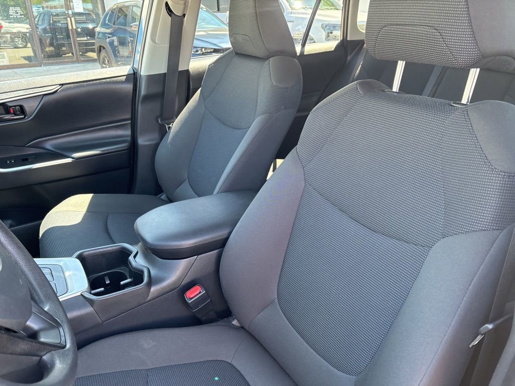 Used 2025 Toyota RAV4 LE AWD/4WD image 15