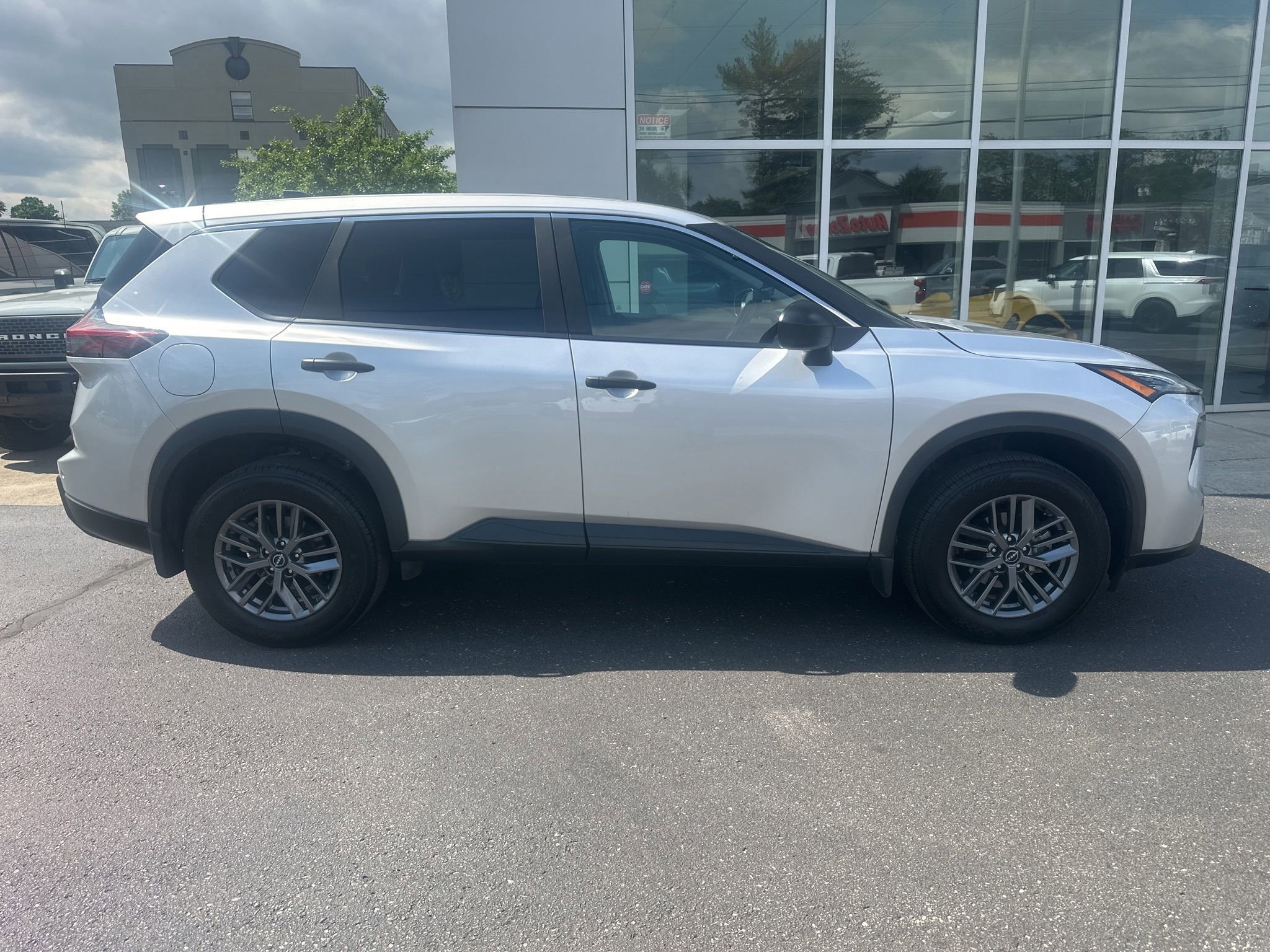 Used 2024 Nissan Rogue S AWD/4WD image 2