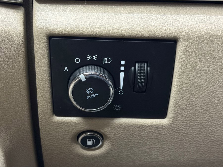 Used 2020 Jeep Grand Cherokee Overland AWD/4WD image 23