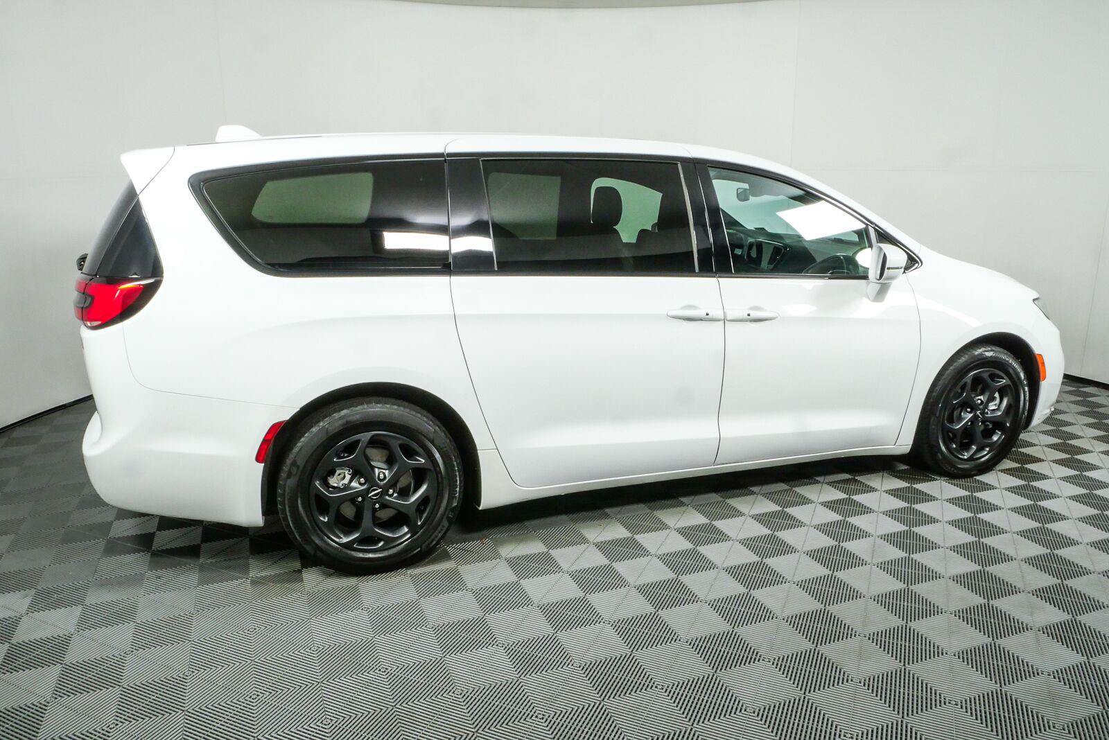 Used 2022 Chrysler Pacifica Touring-L w/ S Appearance Package FWD image 2