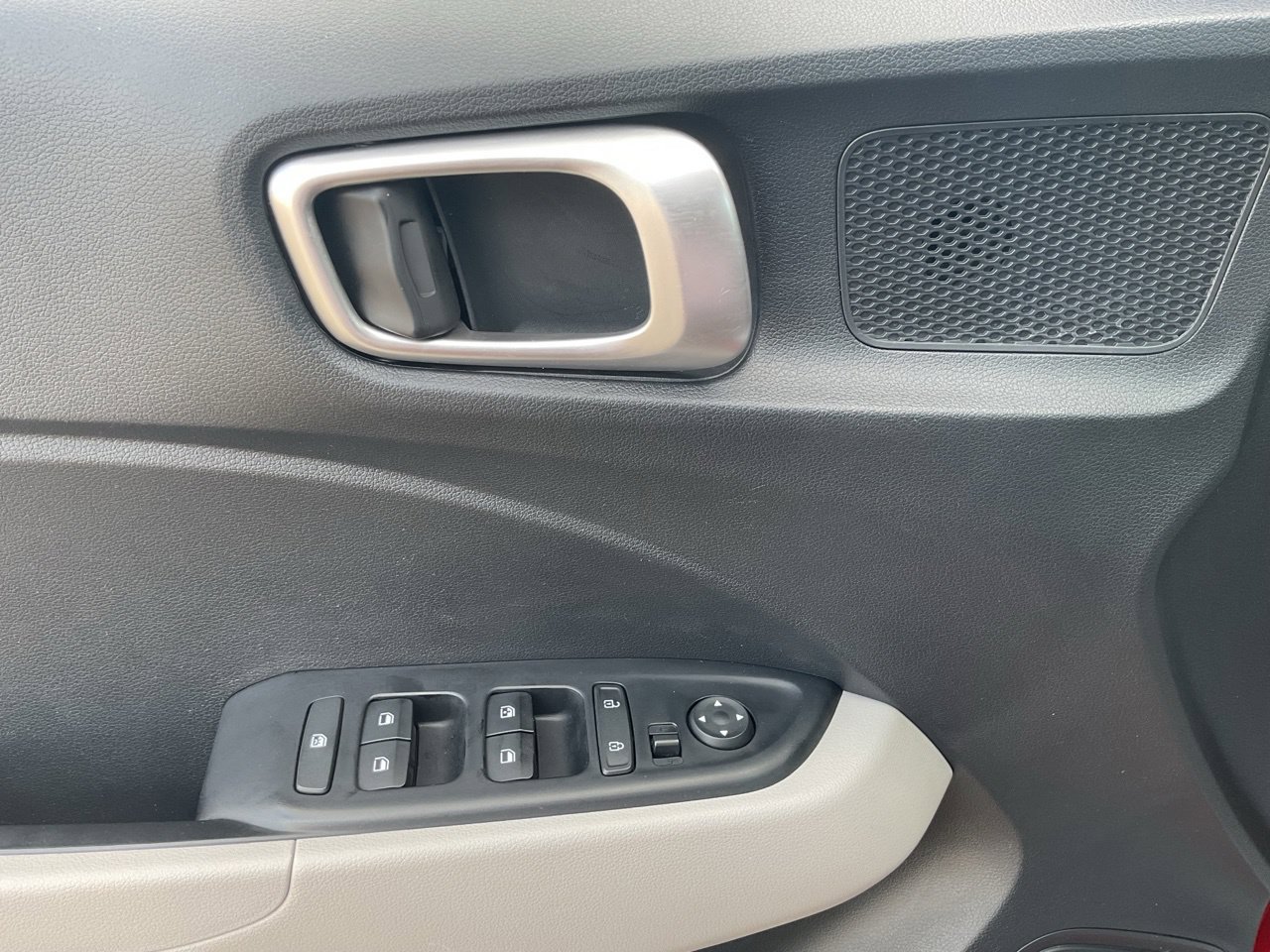 Used 2025 Hyundai Venue SEL FWD image 21