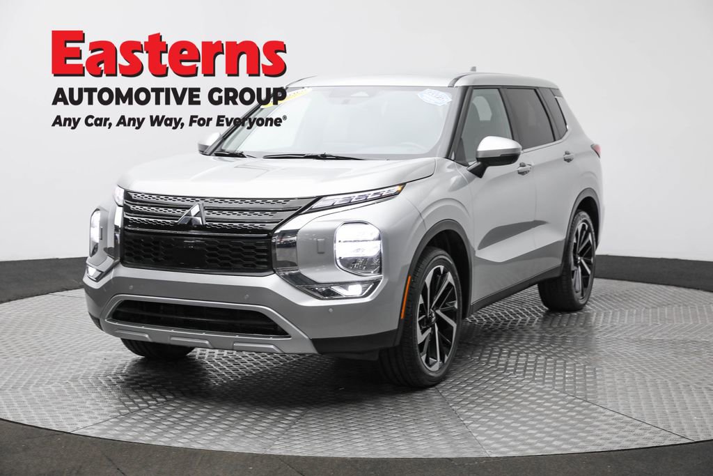 Used 2024 Mitsubishi Outlander SE image 1