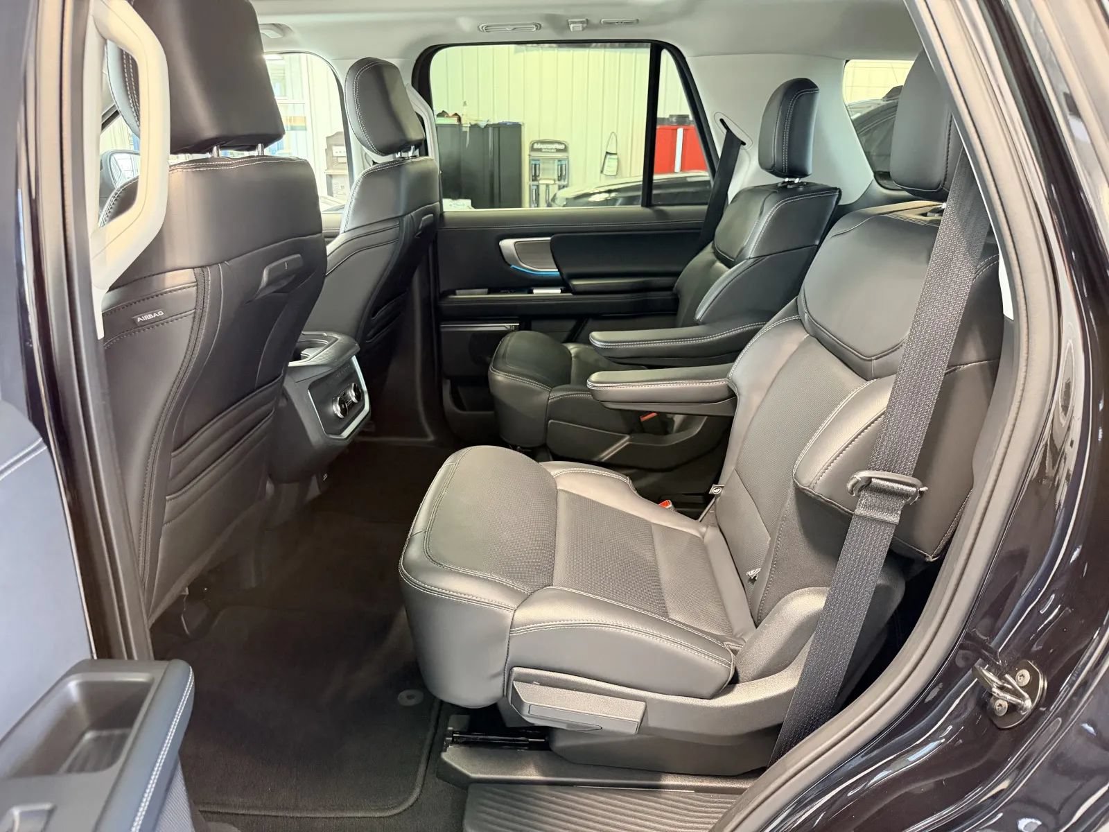 Used 2025 Ford Expedition Platinum AWD/4WD image 14