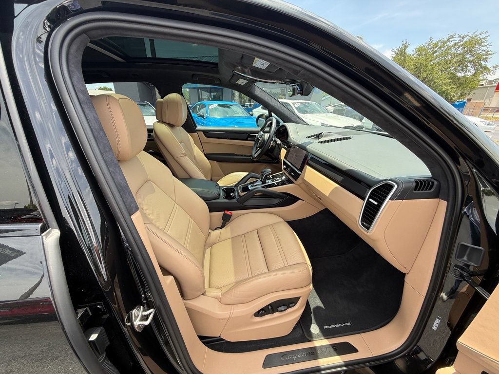 Used 2023 Porsche Cayenne GTS AWD/4WD image 33