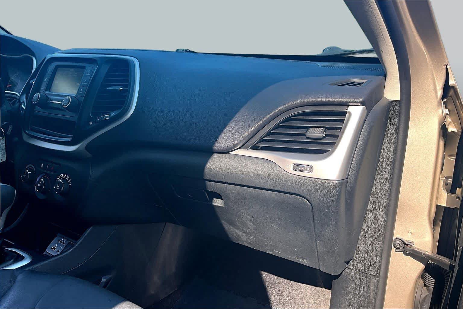 Used 2015 Jeep Cherokee Sport w/ Sport Appearance Group FWD image 19