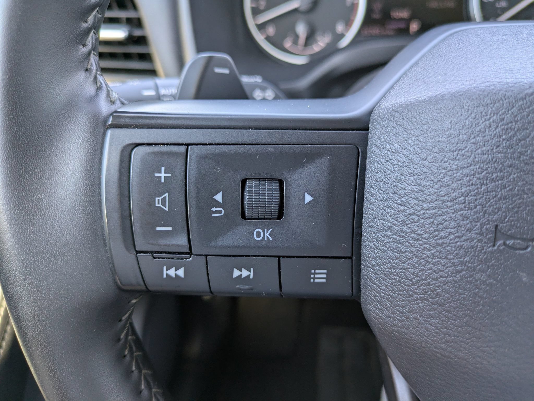 Certified 2026 Nissan Rogue SV FWD image 24