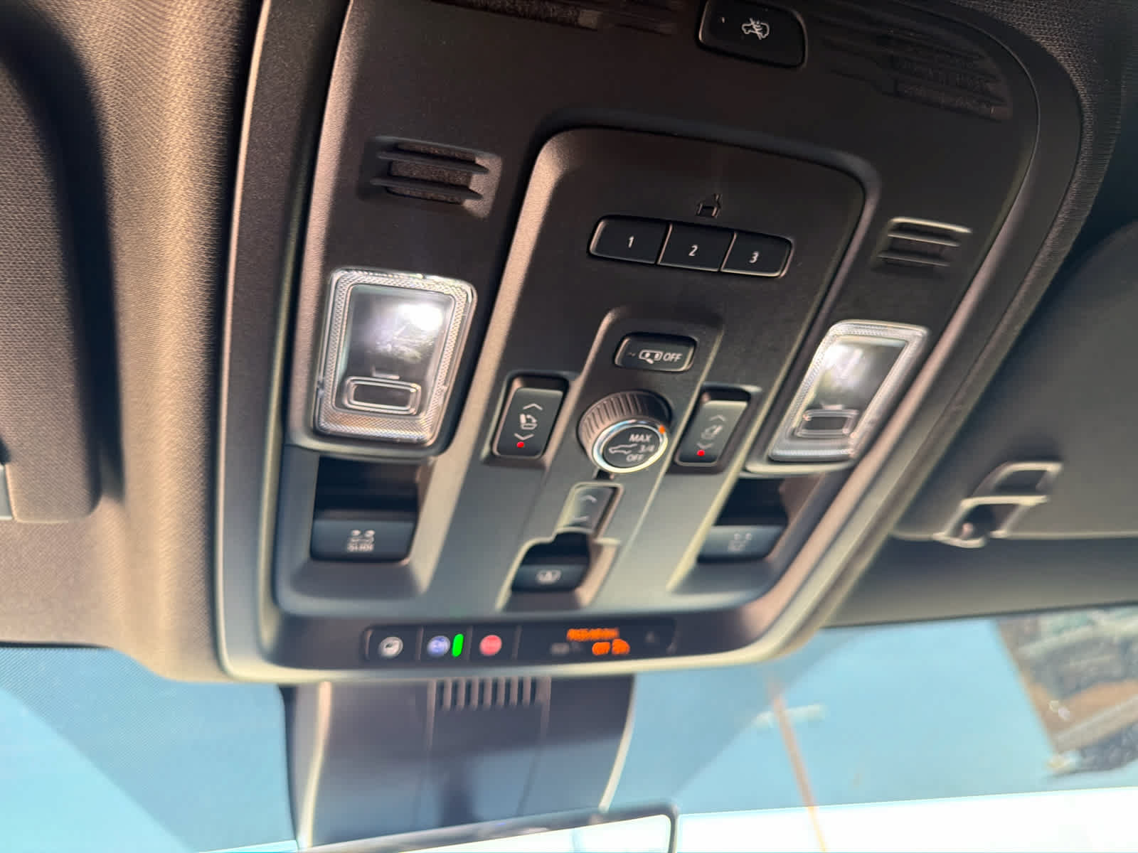 Used 2023 GMC Yukon XL Denali Ultimate AWD/4WD image 9