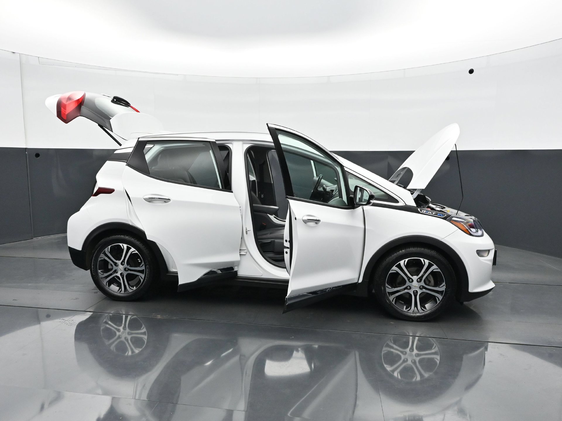 Used 2019 Chevrolet Bolt Premier w/ Infotainment Package FWD image 33