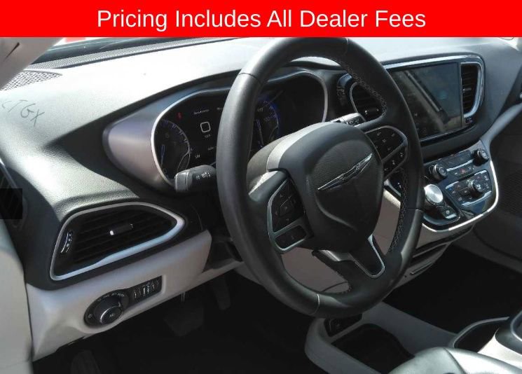 Used 2023 Chrysler Pacifica Touring-L FWD image 7