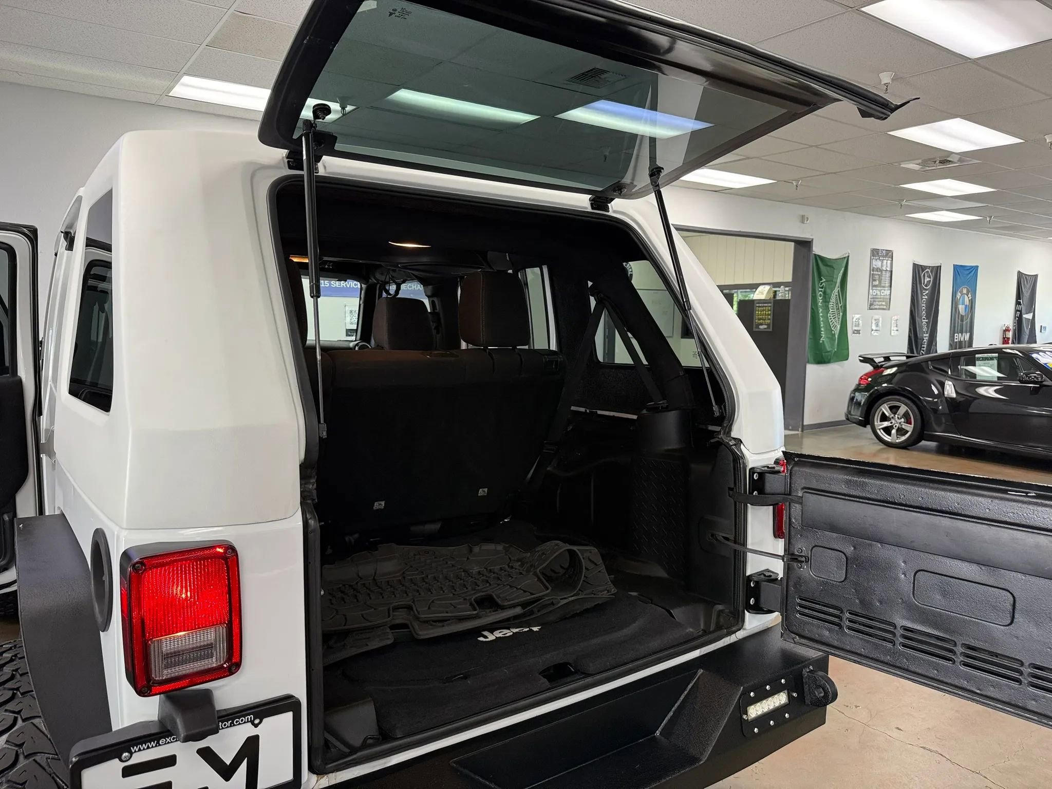 Used 2015 Jeep Wrangler Unlimited Rubicon image 12