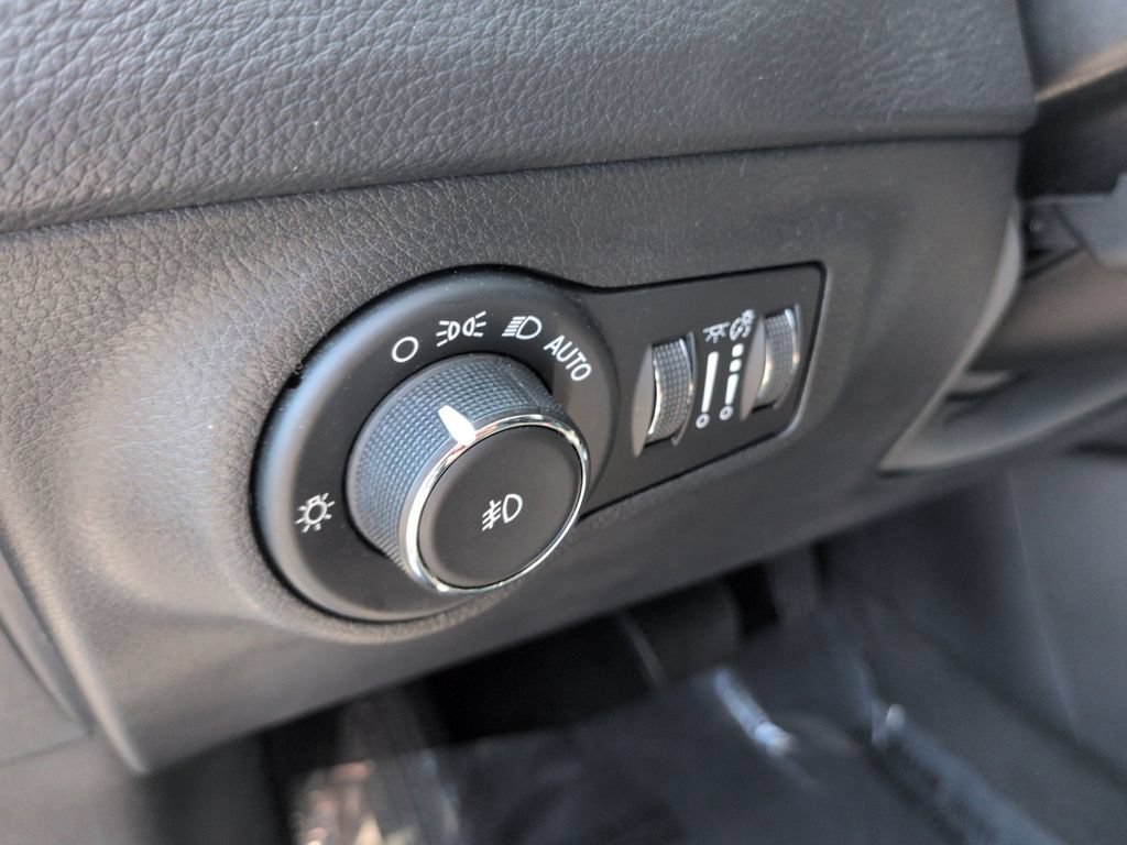 Used 2018 Jeep Compass Latitude FWD image 23