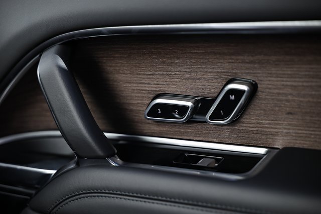 New 2025 Land Rover Range Rover Long Wheelbase SE image 48