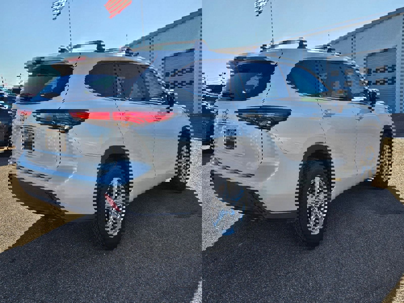 Used 2023 Toyota Highlander L image 35