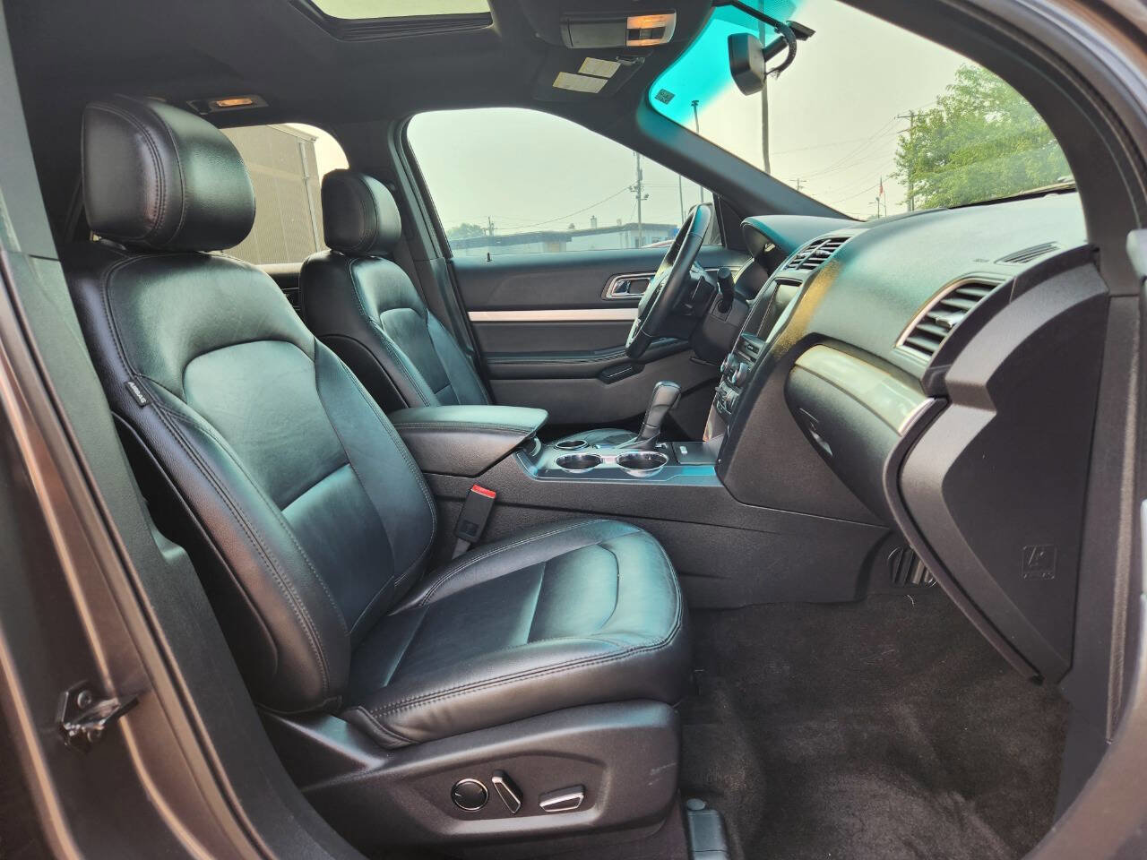 Used 2016 Ford Explorer XLT w/ Equipment Group 202A image 17