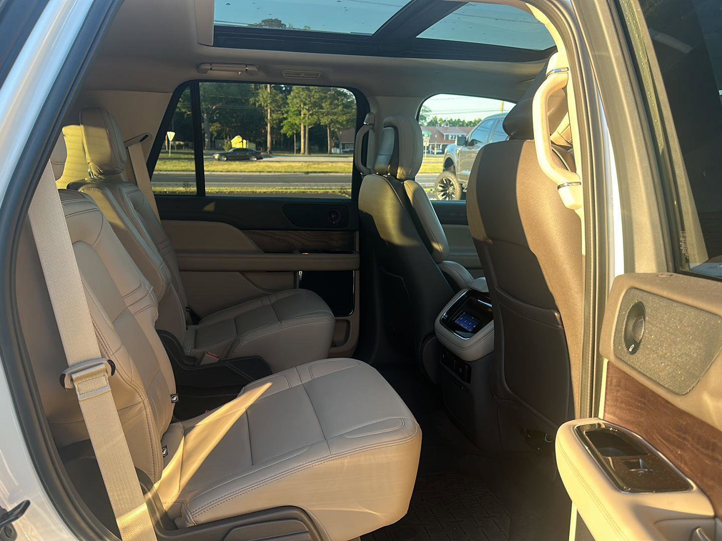 Used 2024 Lincoln Navigator Premiere AWD/4WD image 11