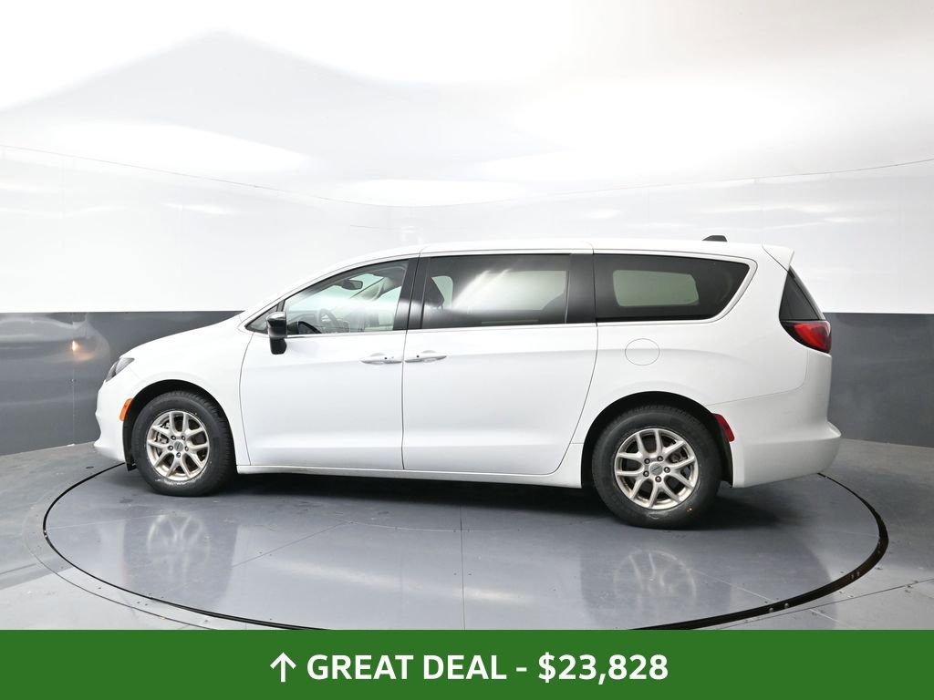 Used 2024 Chrysler Voyager LX image 10