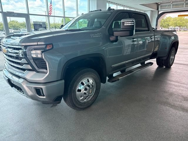 Used 2025 Chevrolet Silverado 3500 High Country w/ High Country Premium Package AWD/4WD image 4