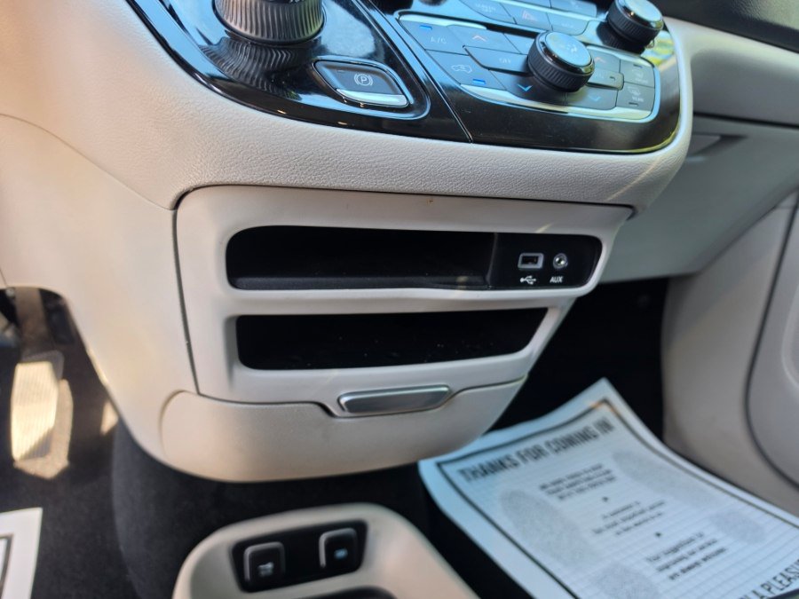 Used 2017 Chrysler Pacifica Touring-L FWD image 17