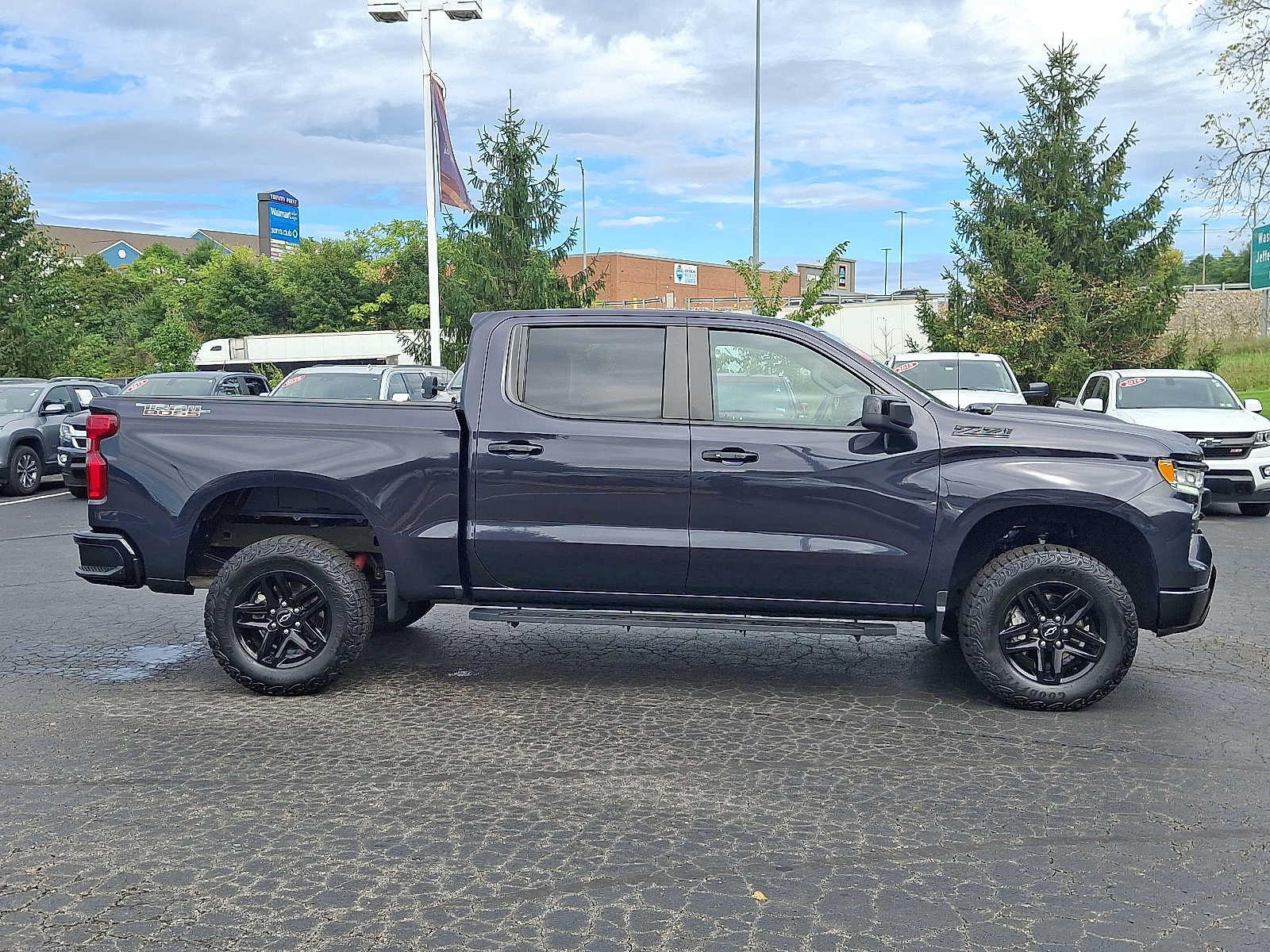 Used 2023 Chevrolet Silverado 1500 LT Trail Boss w/ LPO, Dark Essentials Package AWD/4WD image 7