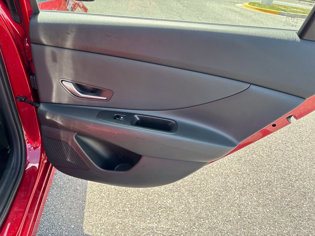 Used 2025 Hyundai Elantra SEL FWD image 39