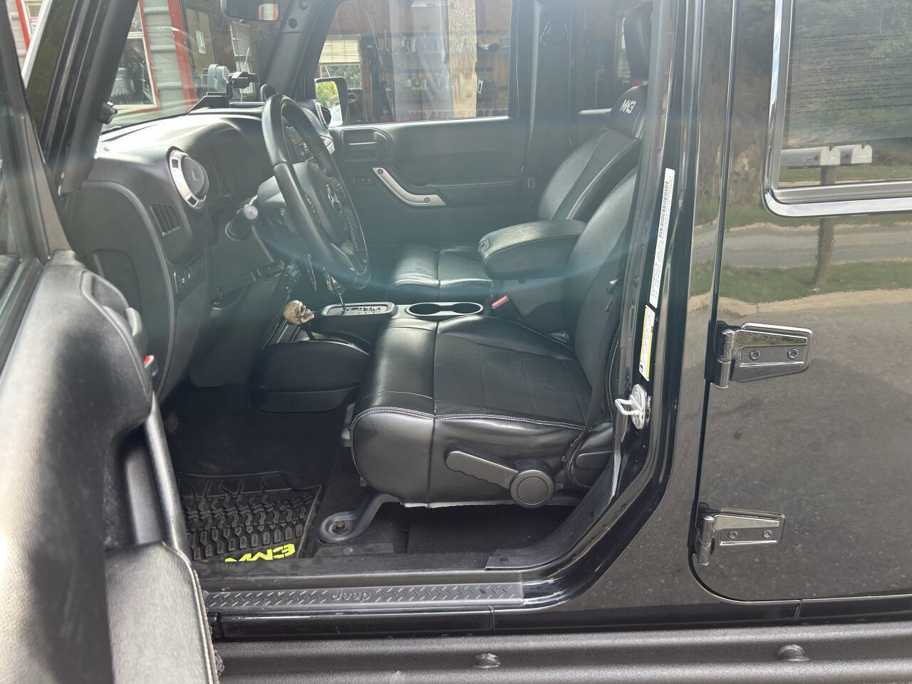 Used 2012 Jeep Wrangler Unlimited Rubicon image 25