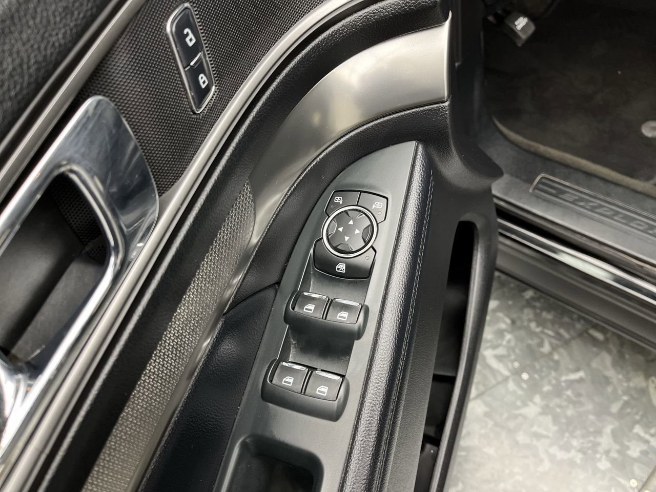 Used 2018 Ford Explorer XLT w/ Equipment Group 202A AWD/4WD image 9