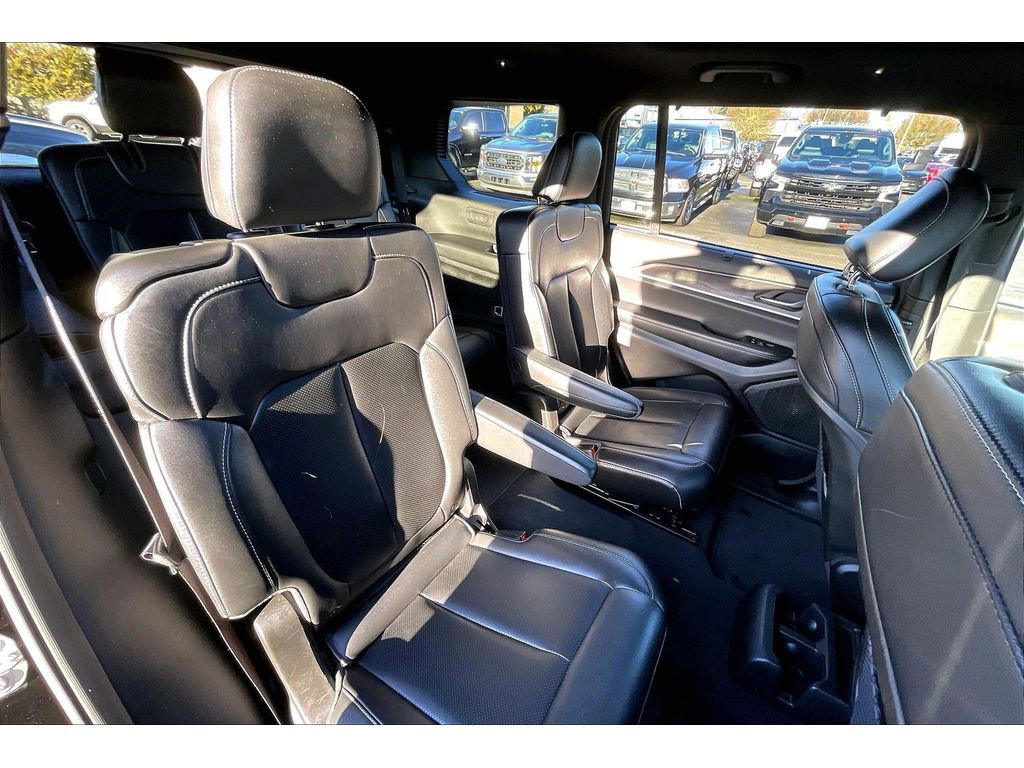 Used 2024 Jeep Grand Cherokee L Limited w/ Luxury Tech Group II image 27