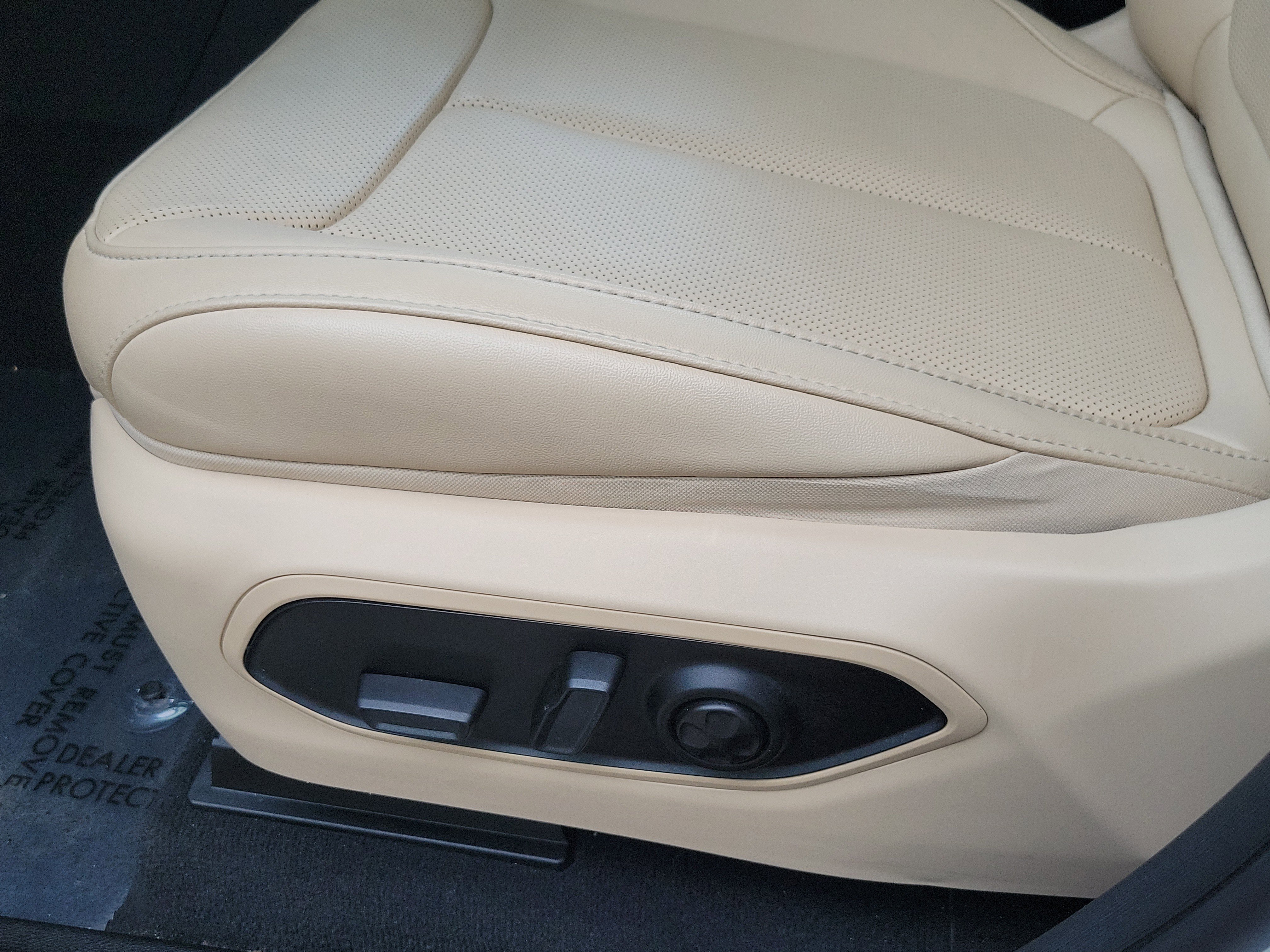 Used 2025 Jeep Grand Cherokee Limited w/ Luxury Tech Group II image 9