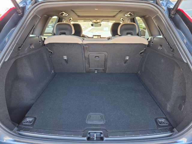 New 2027 Volvo XC60 B5 Core AWD/4WD image 16