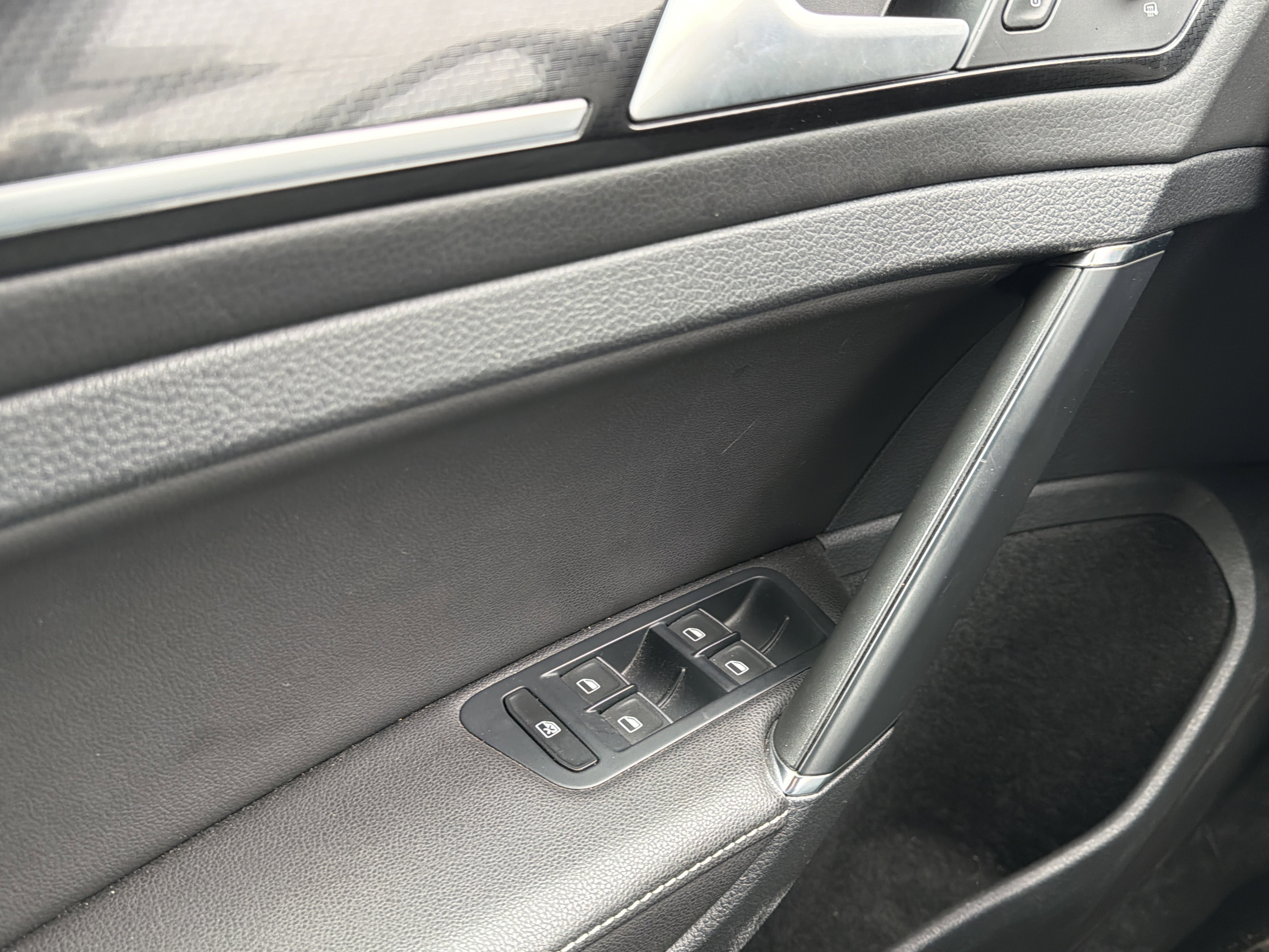 Used 2015 Volkswagen Golf R 4-Door image 24