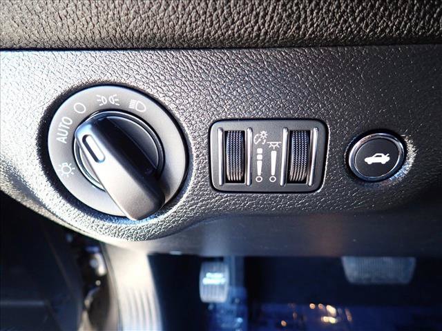Used 2022 Dodge Challenger SXT RWD image 13