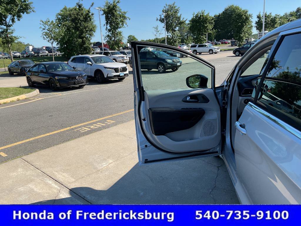 Used 2024 Chrysler Pacifica Touring-L FWD image 15