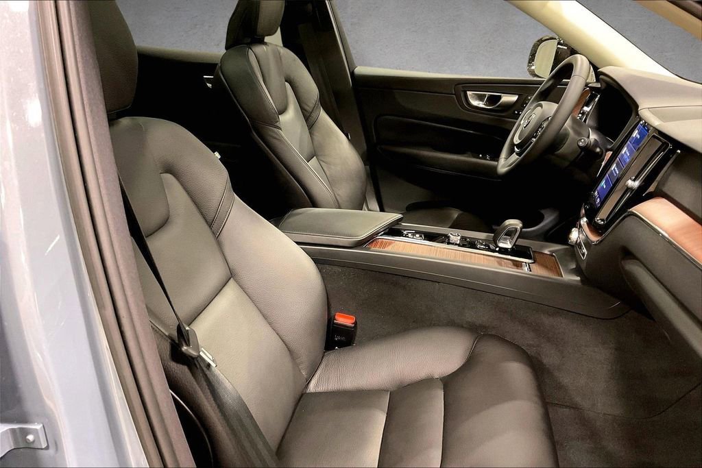Certified 2023 Volvo XC60 B5 Plus w/ Climate Package image 28