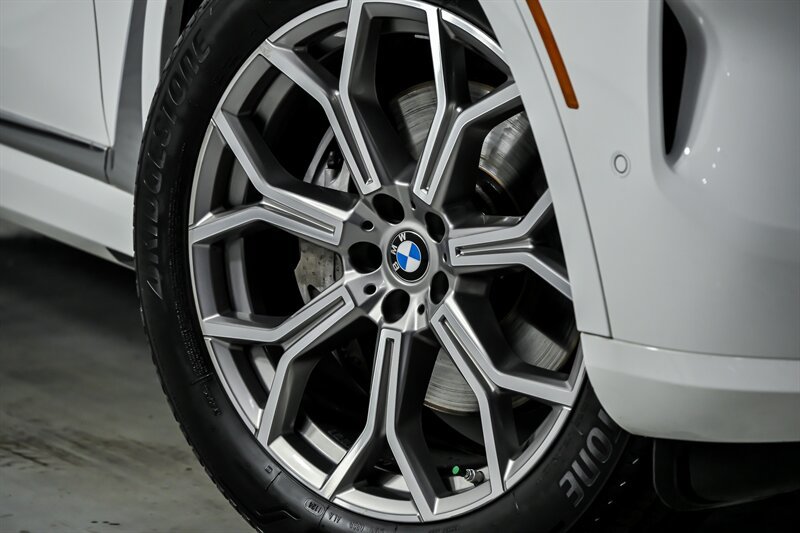 Used 2023 BMW X7 xDrive40i AWD/4WD image 3