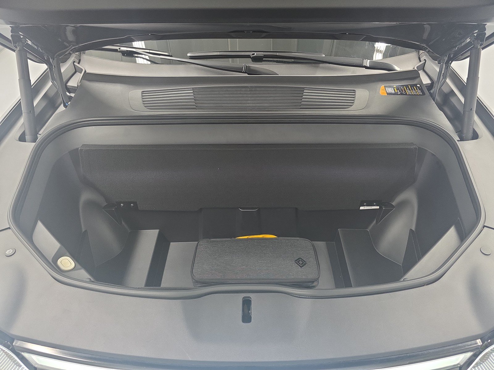 Used 2024 Rivian R1S Adventure AWD/4WD image 14