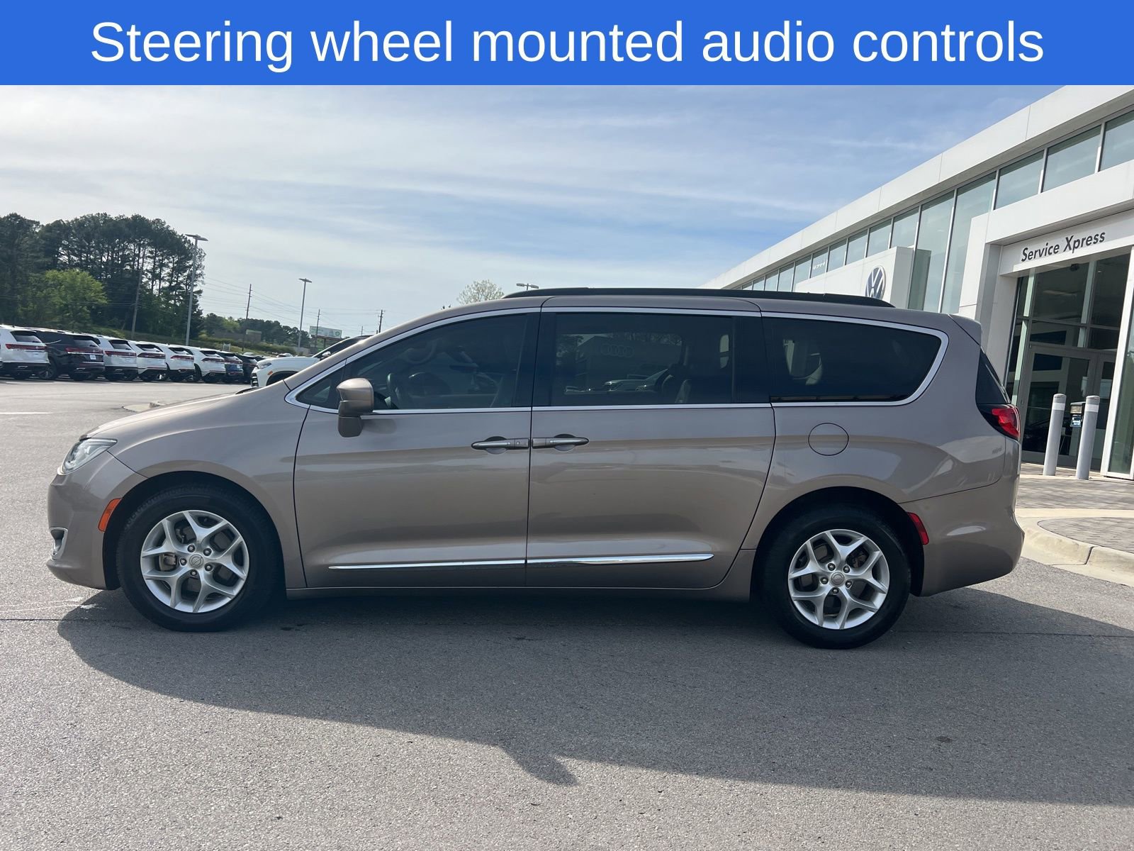 Used 2017 Chrysler Pacifica Touring-L w/ Tire & Wheel Group image 10