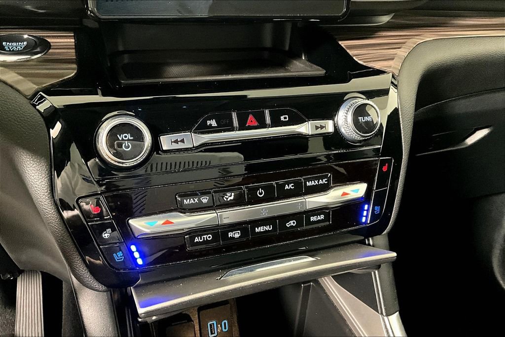 Used 2022 Ford Explorer Limited w/ Equipment Group 301A image 32