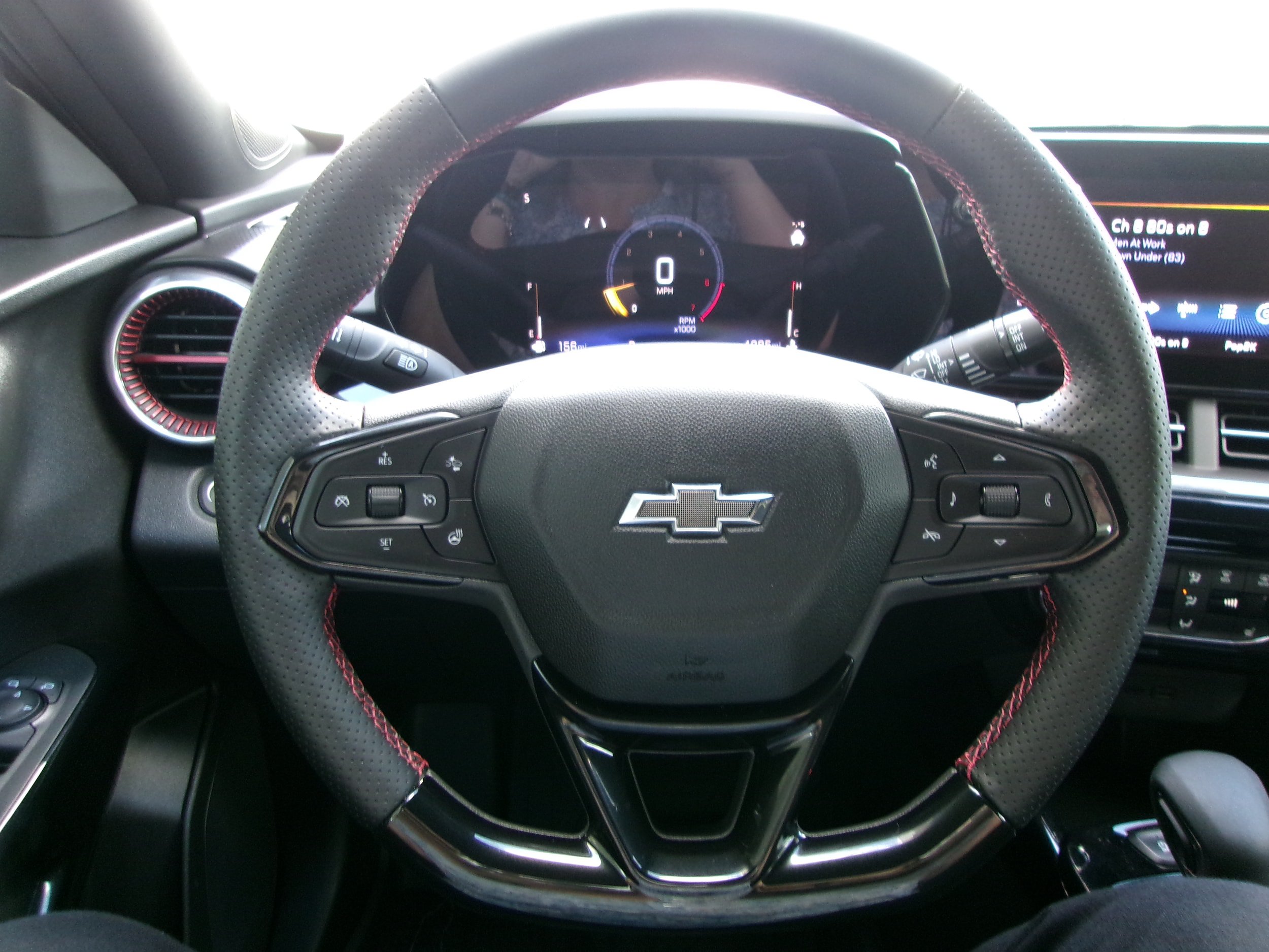 Used 2025 Chevrolet Trax RS FWD image 9