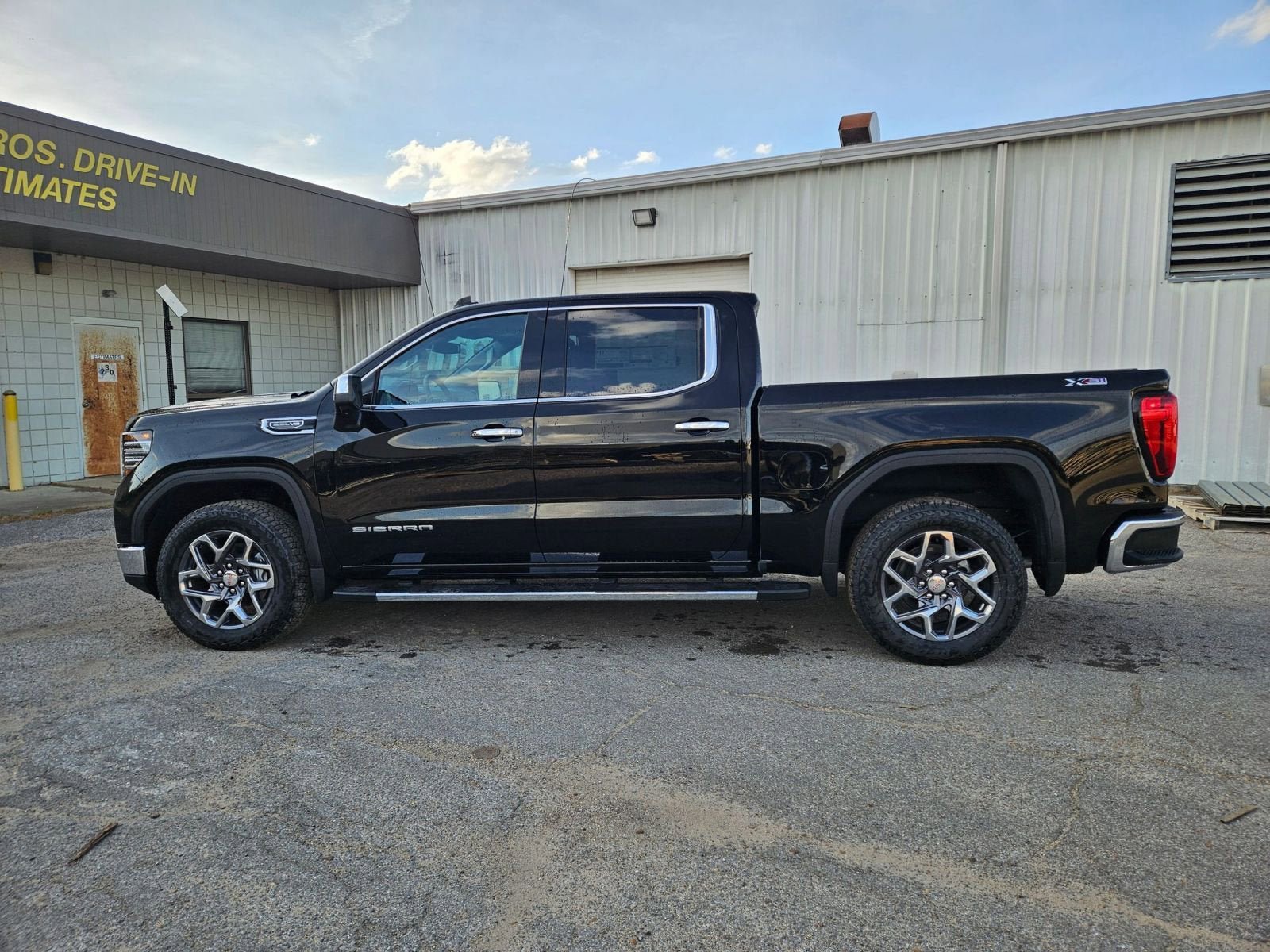 New 2026 GMC Sierra 1500 SLT w/ SLT Premium Plus Package AWD/4WD image 2