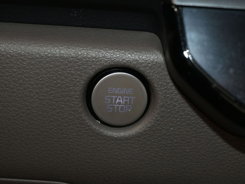Used 2025 Kia Carnival image 33