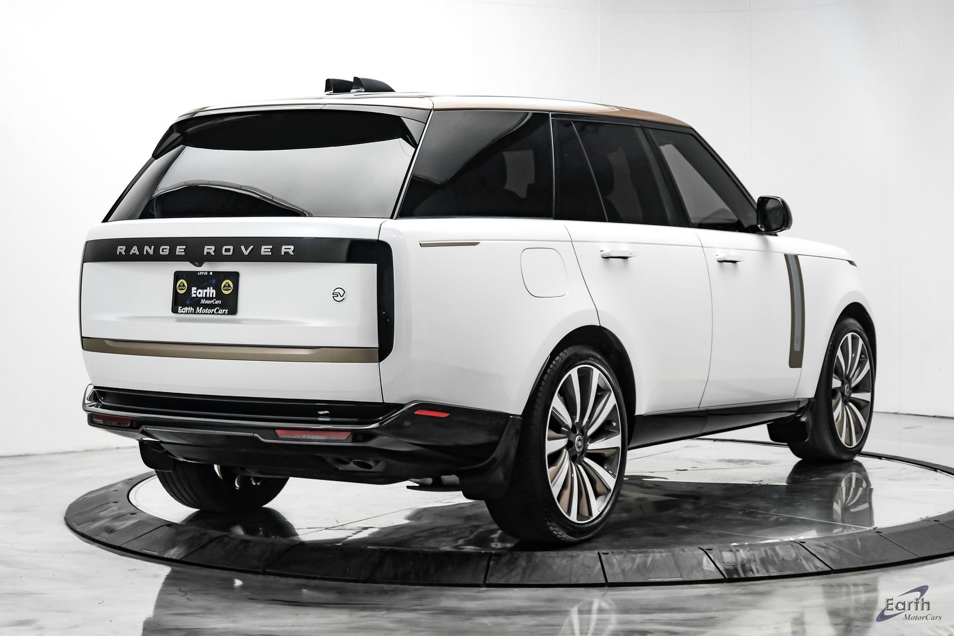 Used 2024 Land Rover Range Rover SV AWD/4WD image 17
