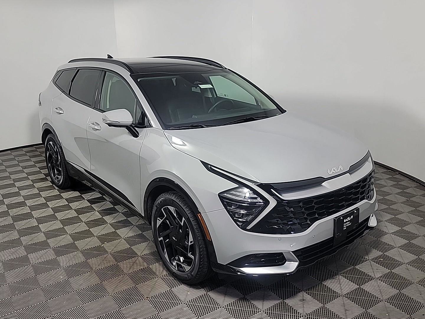 Used 2025 Kia Sportage SX image 2