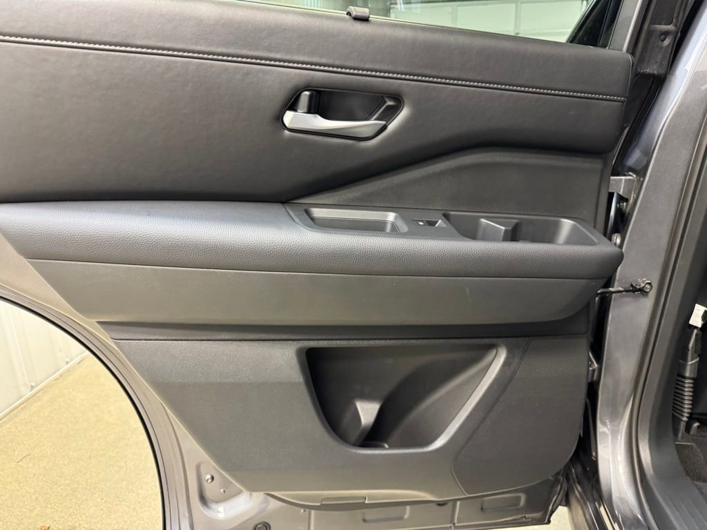 Used 2025 Nissan Pathfinder SL AWD/4WD image 14